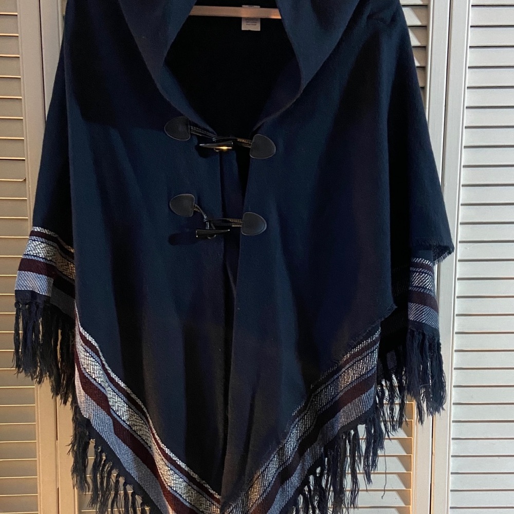 Toggle style closure poncho
